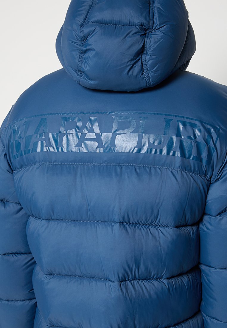 Chaqueta acolchada azul con capucha, con un logo brillante de "Napapijri" en la parte posterior, diseño acolchado y textura suave y brillante.