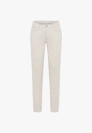 Pantaloni beige slim fit con bottone frontale, passanti per cintura e design a cinque tasche, mostrati su sfondo bianco.