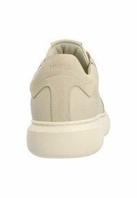 Beige Sneaker mit einem Obermaterial aus glattem Leder und Wildlederakzenten. Verfügt über eine strukturierte Gummisohle und einprägtes Branding an der Ferse.