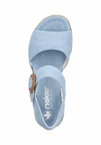 Sandale en denim bleu avec deux larges brides, une boucle ronde marron et une semelle intérieure rembourrée. Dotée d'une semelle légère pour plus de confort.