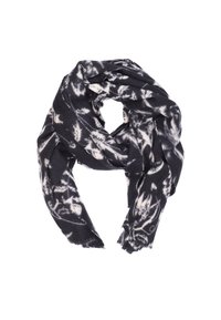 Sciarpa con motivo floreale in bianco e nero, texture morbida, forma rettangolare, bordi frangiati, drappeggiata in modo rilassato.