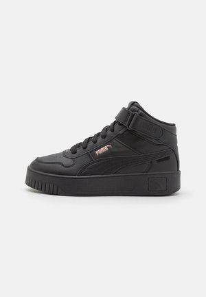 Baskets montantes noires Puma avec lacets, bride Velcro et logo Puma rose discret sur le côté, sur un fond uni.