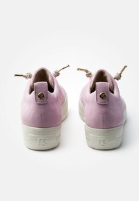Sneaker in suede rosa con suola bianca a contrasto. Presenta un cappio sul tallone e decorazioni in pizzo. Design semplice e pulito.