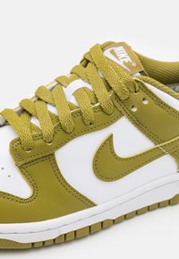 Nike Sportswear DUNK LOW UNISEX - Joggesko - white/pacific moss