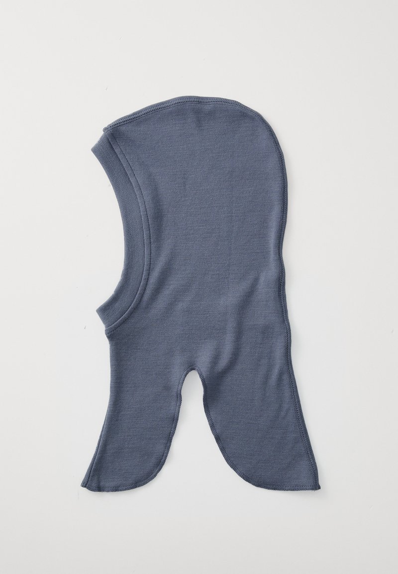 Balaclava albastră, tricotată, cu coroana rotundă și decupaje pentru față. Textură moale, margini fără cusături, iar designul acoperă capul, gâtul și umerii.