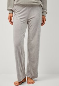 Pantalons de détente en polaire gris avec un design à jambe large, texture lisse, taille élastique et sans accessoires ou motifs visibles.