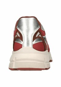 Rote Mesh- und Wildledersneaker mit silbernen Akzenten und einer mehrschichtigen Sohle. Verfügt über eine strukturierte Hinterseite und Aussparungen an den Seiten.