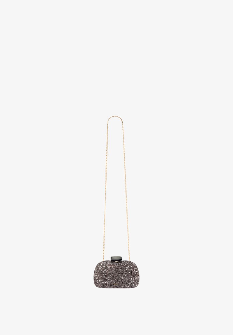 Borsa a pochette grigia metallica con forma arrotondata, tracolla a catena e chiusura nera. Presenta una texture glitterata con un motivo maculato.