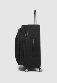 Maleta negra con carcasa exterior rígida, asa retráctil, dos ruedas, cierre de cremallera y asa lateral para facilitar el transporte.