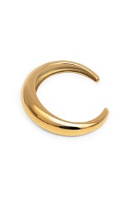 Bracciale rigido in oro liscio e lucido con una forma a mezzaluna spessa e arrotondata e aperture alle estremità su uno sfondo bianco.