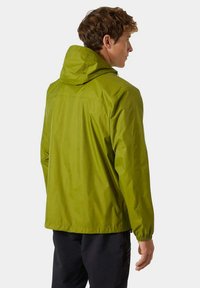Lekka, zielona, wodoodporna kurtka z kapturem, elastycznymi mankietami i luźnym fasonem. Gładka faktura o matowym wykończeniu i bez widocznych wzorów.