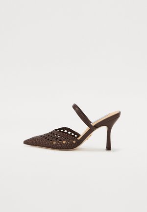 Barna magassarkú slingback cipő szőtt textúrával, hegyes orral és nyitott kialakítással. Jellemzője a tűsarkú és a vékony bokapánt.