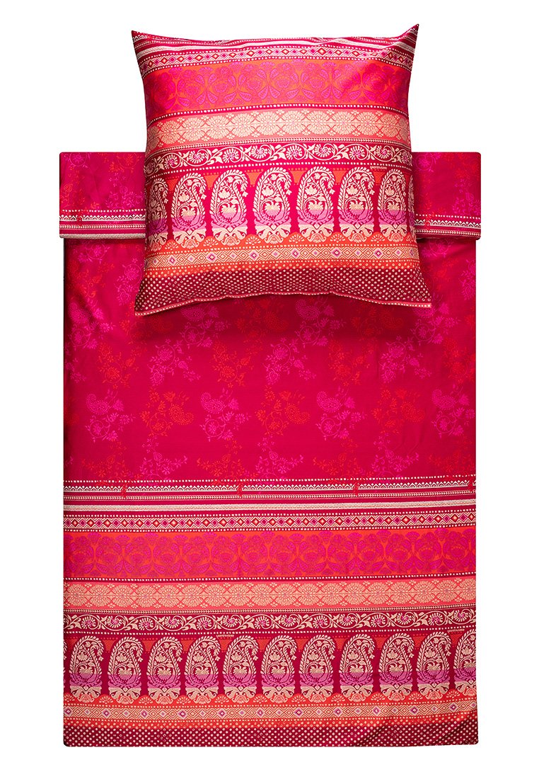 Set di biancheria da letto in un vivace rosa con motivi intricati. Presenta design paisley e accenti geometrici sulla copertura del piumone e sulla federa.