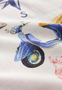 Blå vintage scooter illustration på texturerat vitt tyg med partiell kompassros och röd koralldesign.