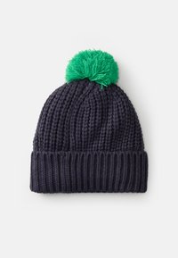 Berretto lavorato a maglia di colore blu scuro con un motivo testurizzato e un pompon soffice verde brillante in cima. Presenta un risvolto a costine per un comfort aggiuntivo.