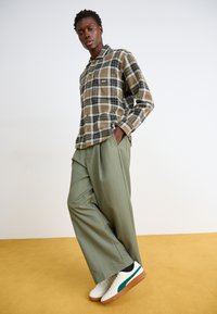Obey Clothing OLIVER PLEATED - Trousers - tea leaf