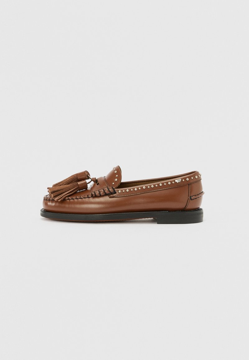 Braune Lederloafers mit Quastenakzenten, die mit genagelten Details entlang der Kanten und einer schwarzen Gummisohle versehen sind. Klassisches, elegantes Design.