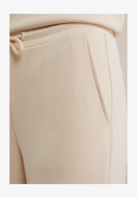 Atlasīts, beige