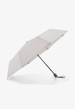 Witte buitenparasol met een hexagonale luifel, zwart metalen frame, verstelbare paal en een bijpassende voet voor stabiliteit.