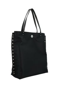 Sac fourre-tout en nylon noir avec un design plat, deux anses en cuir et des clous argentés le long d'un côté. Comprend un détail de fermeture à pression circulaire.