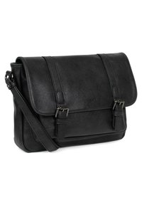 Borsa a tracolla in pelle nera con chiusura a pattina, dotata di due cinghie regolabili e una lunga tracolla per indossarla a spalla.