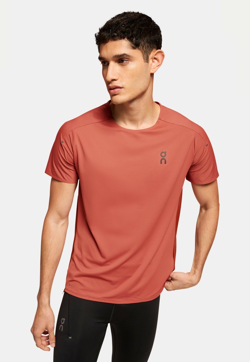 On PERFORMANCE - Sports T-shirts - auburn   ruby