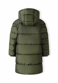 Giacca puffer verde oliva con cappuccio, design isolato, cuciture verticali e taglio a lunghezza media con maniche larghe.