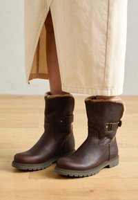 Unausgewählt, castaño/chestnut