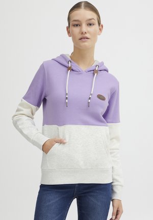 Sweatshirt à capuche en lavande, crème et gris. Dispose d'une poche avant, de cordons de serrage et d'un patch logo marron. Tissu en mélange de coton doux.