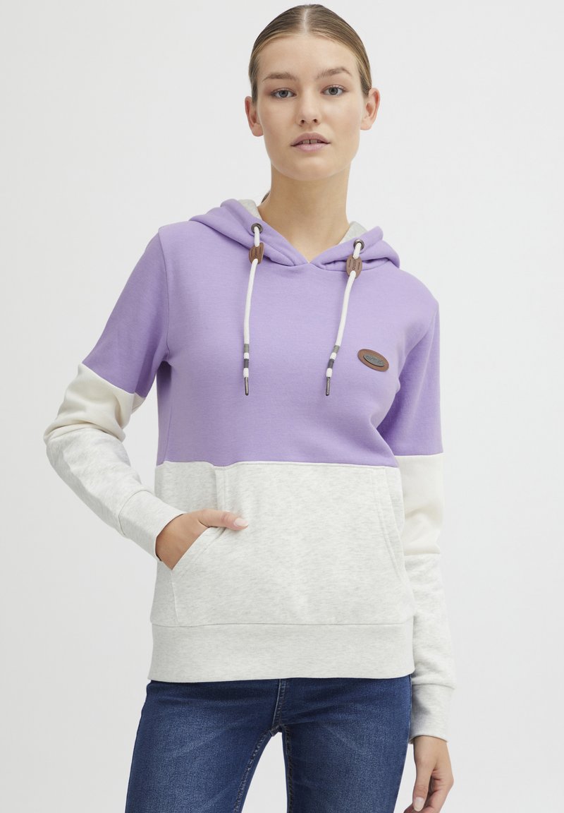 Felpa con cappuccio in lavanda, crema e grigio. Presenta una tasca frontale, corde di regolazione e un'etichetta con logo marrone. Tessuto in morbido misto cotone.