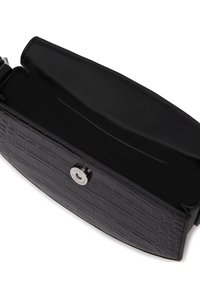 Borsa a mano in pelle sintetica nera effetto coccodrillo con interno liscio, chiusura in metallo argentato e forma rettangolare strutturata.