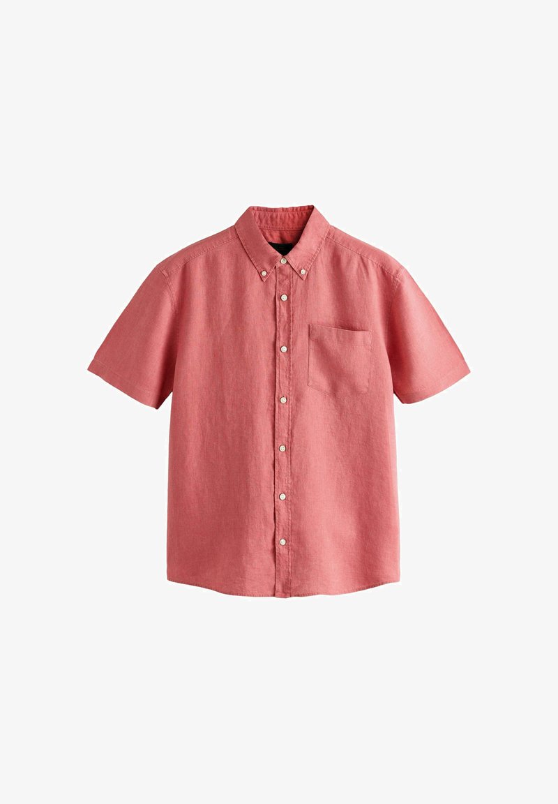 Chemise rose à manches courtes, boutonnée, avec une poche poitrine à l'avant et un col boutonné, présentée sur un fond blanc.