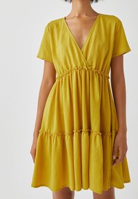 PULL&BEAR Vestido informal - yellow