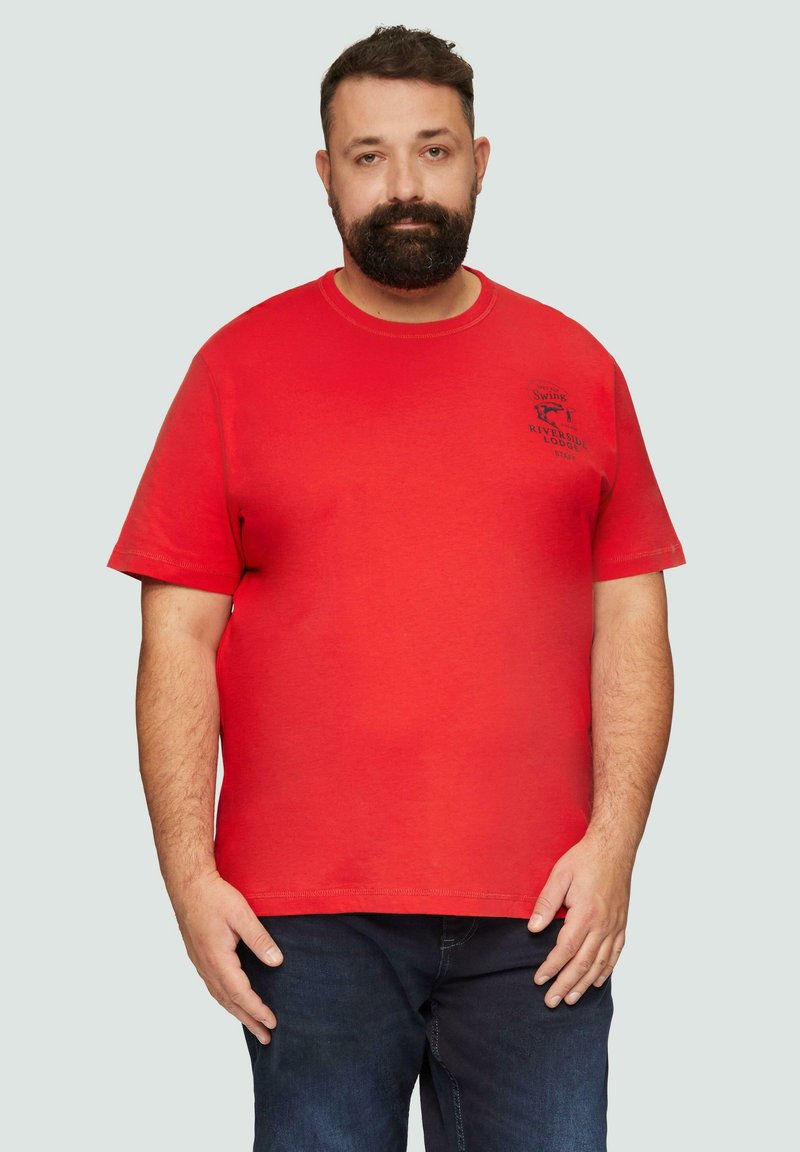 Rode katoenen t-shirt met korte mouwen, ronde hals, voorzien van een zwart bedrukt logo op de linker borst. Eenvoudig design, normale pasvorm.