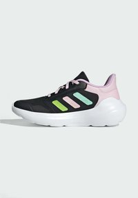 Chaussure de sport noire avec une tige texturée, présentant trois rayures colorées en vert, rose et bleu, une semelle intermédiaire blanche et des accents roses.