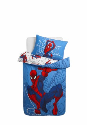 Niebieska pościel z nadrukiem Spider-Mana w pozie rzucającego sieć na kołdrze i poduszce, z miejskim pejzażem i pajęczynami w tle.