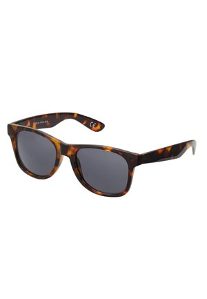 Lunettes de soleil écaille de tortue avec verres sombres, monture en plastique, forme carrée et légères touches d'orange sur un fond brun.