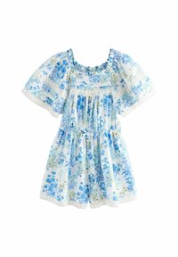 Blommönstrad klänning med blå och gröna mönster på vit bakgrund. Inkluderar puffärmar och spetsdetaljer vid halsringningen och nederkanten.