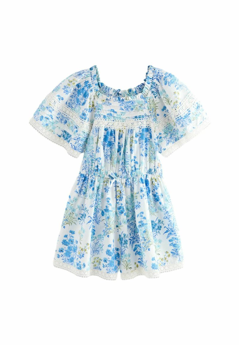 Blommönstrad klänning med blå och gröna mönster på vit bakgrund. Inkluderar puffärmar och spetsdetaljer vid halsringningen och nederkanten.