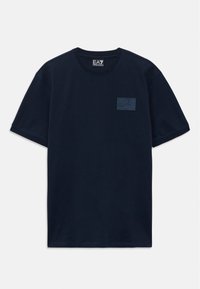 Námořnická modrá triko s krátkým rukávem a kulatým výstřihem, s malou nášivkou loga EA7 Emporio Armani na levé části hrudi.