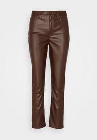 Pantalones de cuero sintético marrón con un ajuste slim, cintura de media altura, cierre delantero de botón y diseño clásico de cinco bolsillos. Textura suave con un ligero brillo.