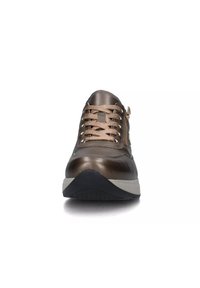 Bronzefarbene metallische Sneaker mit gewebtem Schnürdesign und seitlichem Reißverschluss. Verfügt über eine runde Zehenpartie und eine strukturierte schwarze Gummisohle.