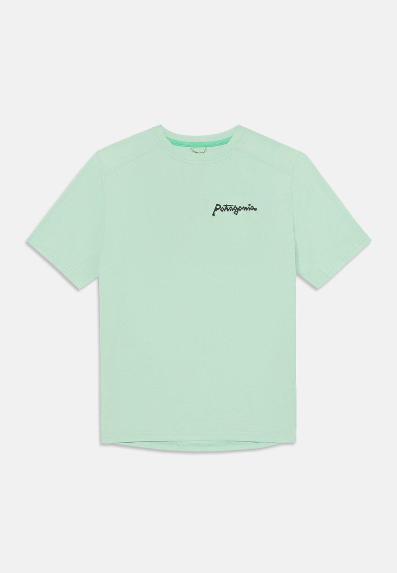 Šviesiai žalias trumpas rankovė t-shirt, pagamintas iš medvilnės, su juodu Patagonia logo ant kairiojo krūtinės ir apvaliu kaklu. Lygus paviršius.