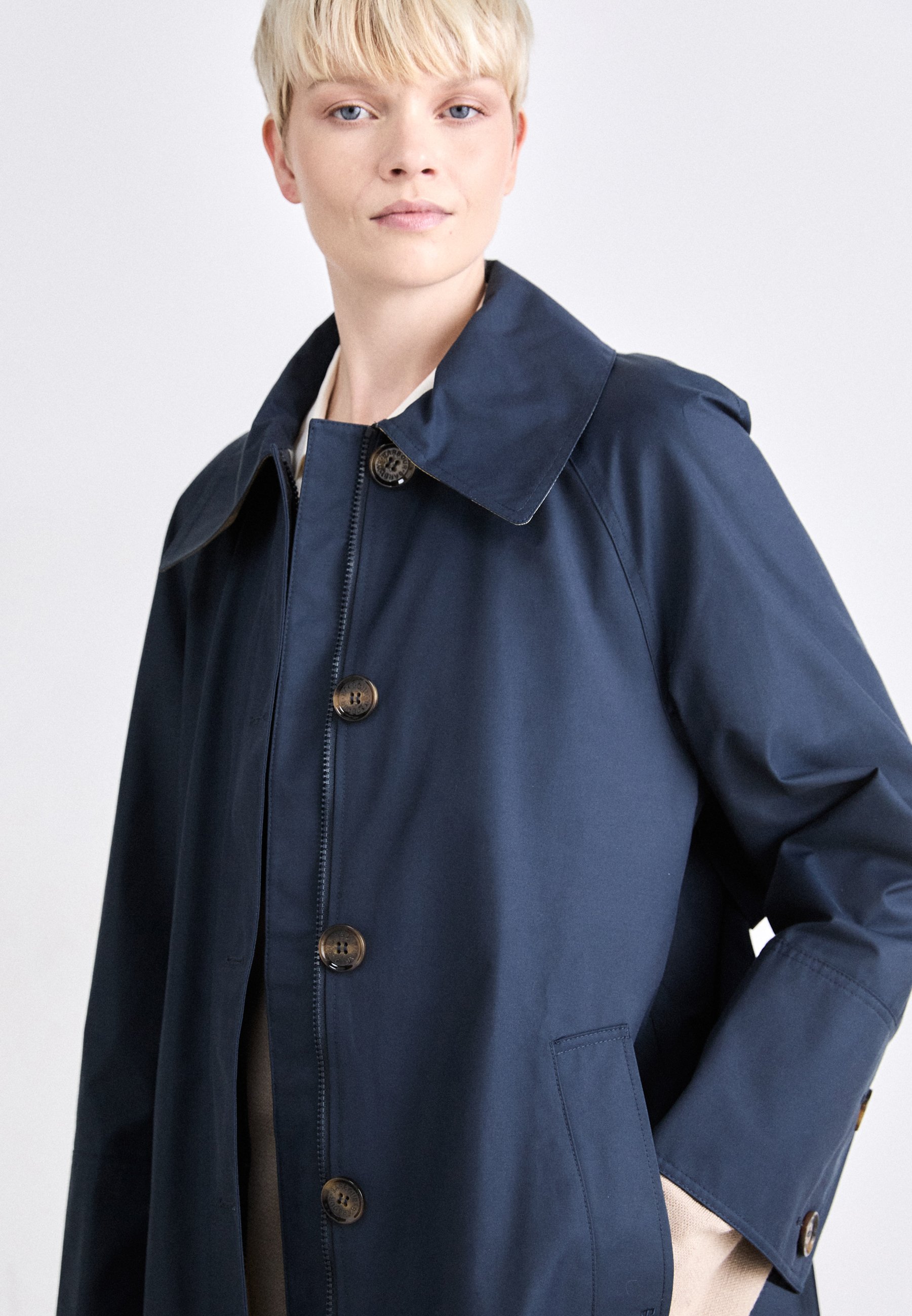 【試着のみ美品】Barbour 2レイヤートレンチコート ノンワックス　ネイビー Barbour/バブアー】より【2レイヤートレンチコート】が入荷いたしまし