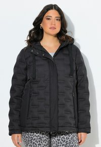 Černá zateplená bunda s kapucí, s vertikální prošívanou strukturou, zipovými bočními kapsami a černými šňůrkami na kapuci.