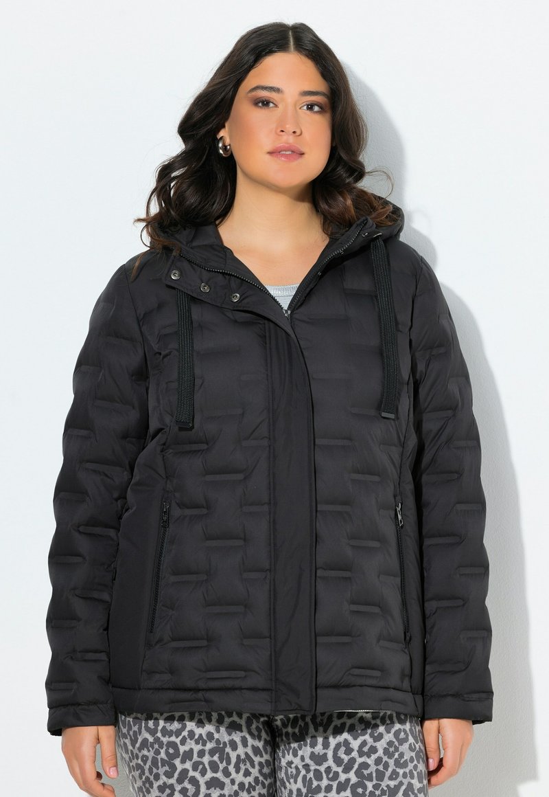 Černá zateplená bunda s kapucí, s vertikální prošívanou strukturou, zipovými bočními kapsami a černými šňůrkami na kapuci.