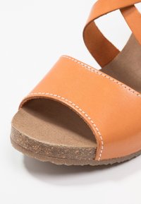Kickers Sandály na klínu - orange