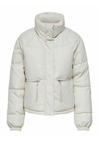 Chaqueta corta acolchada blanca y esponjosa con un cuello alto, dos bolsillos frontales con cremallera y puños fruncidos. Textura suave, con un diseño limpio y moderno.