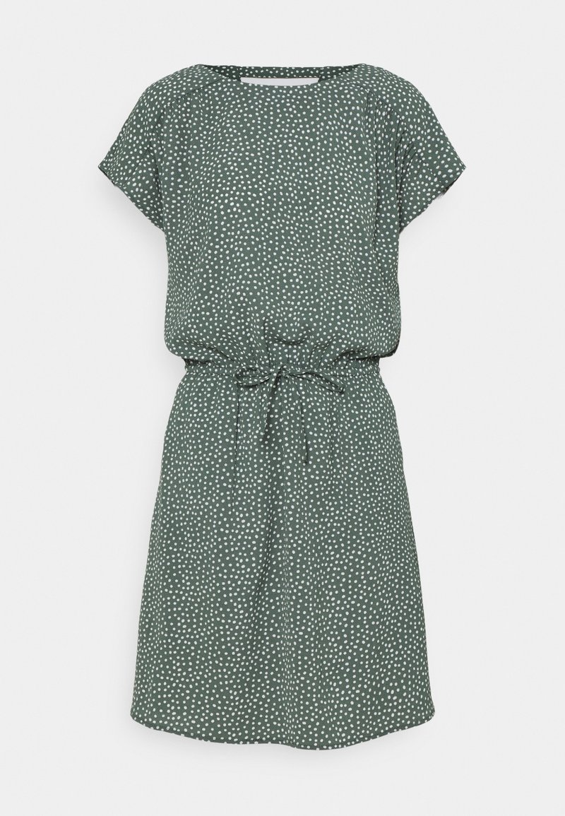 Robe verte à manches courtes avec des pois blancs, un col rond et une ceinture à nouer à la taille, présentée sur un fond uni.
