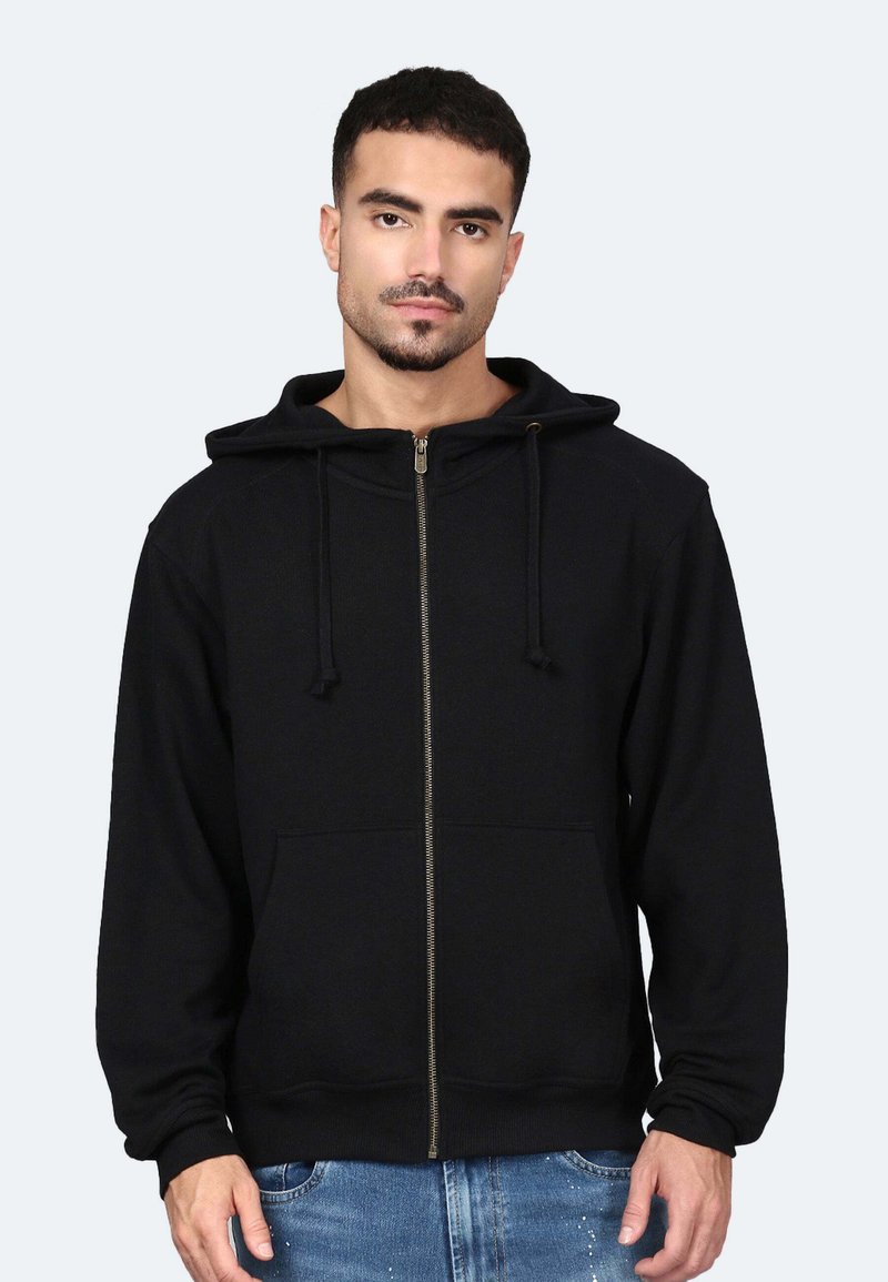 Felpa nera con zip e cappuccio regolabile, tasche frontali e una texture morbida. Presenta una zip dorata e polsini a coste.